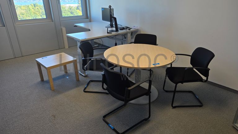 Bureau d’angle Trosellie avec table ronde et chaises Girsberger