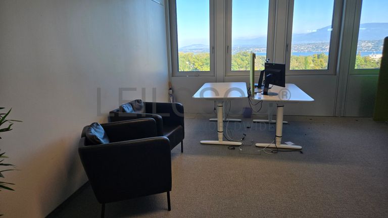 Open space ergonomique avec bureaux réglables et écrans HP & Lenovo