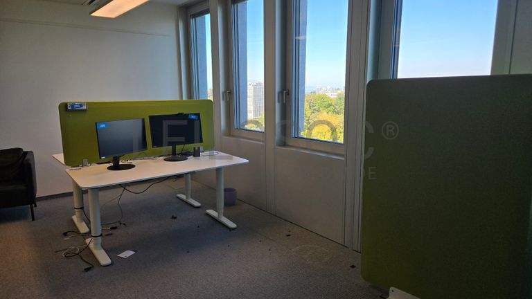 Open space ergonomique avec bureaux réglables et écrans HP & Lenovo