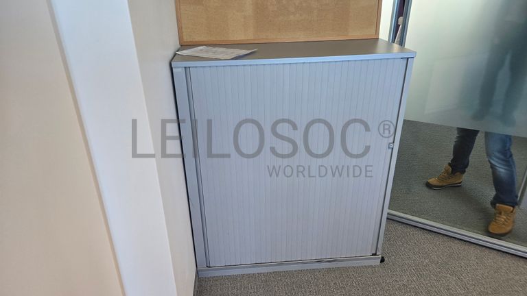 Bureau double avec écrans HP et panneaux acoustiques