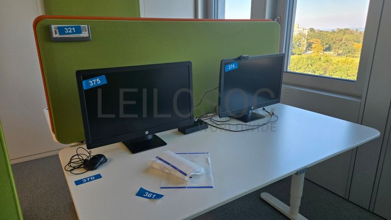 Bureau double avec écrans HP et panneaux acoustiques