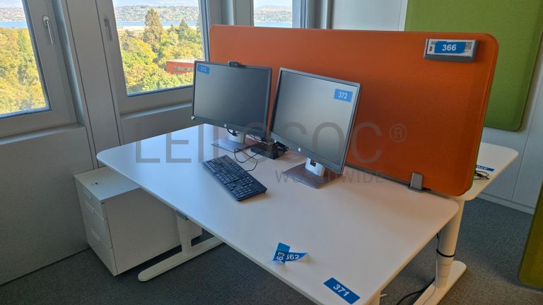 Bureau double avec écrans HP et panneaux acoustiques