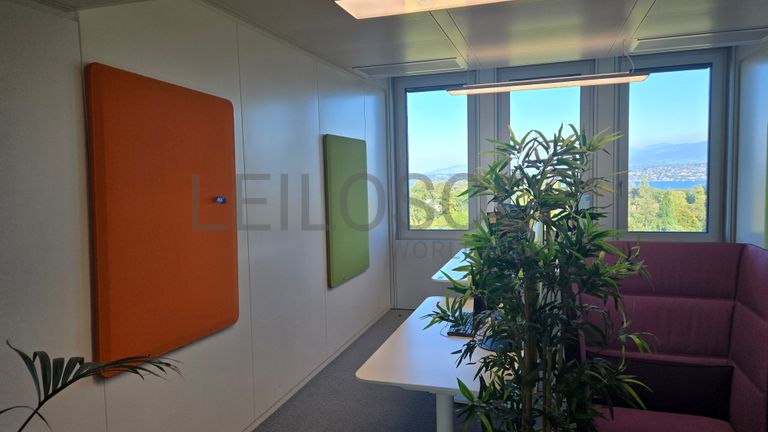 Espace de travail coloré avec bureaux réglables et écrans Lenovo