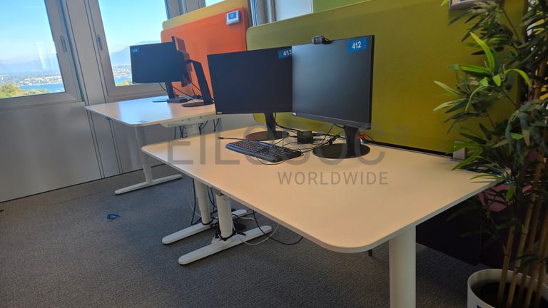 Espace de travail coloré avec bureaux réglables et écrans Lenovo