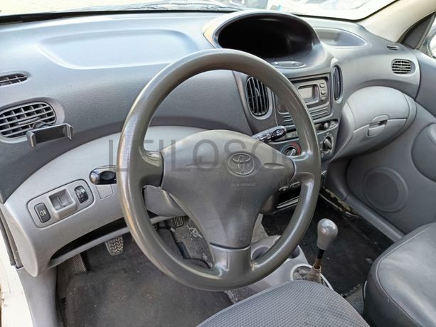 Toyota Yaris · Ano 2002