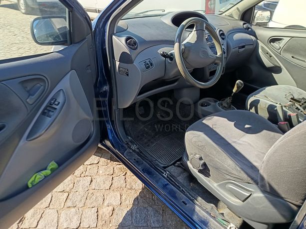 Toyota Yaris · Ano 2003