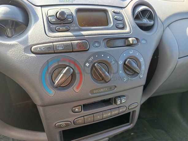 Toyota Yaris · Ano 2003