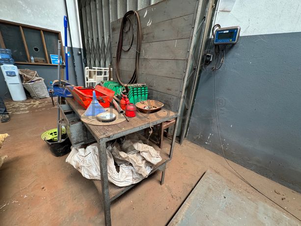 Banca e Mesa com Torno · Carrinhos de transporte