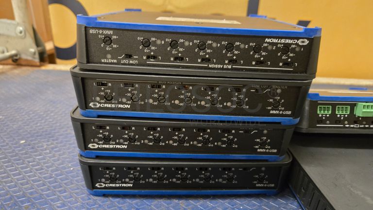 3 Mixeurs Crestron MMX-6-USB