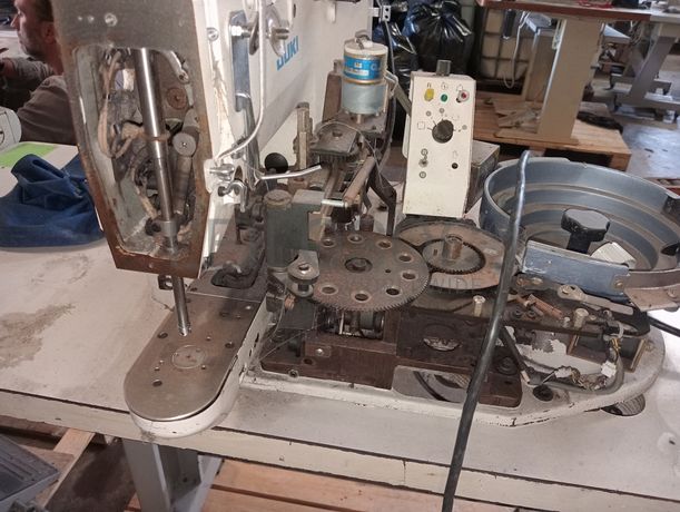 Máquinas de Ponto Corrido · Pregar Botões · Agulhas · Colarinhos