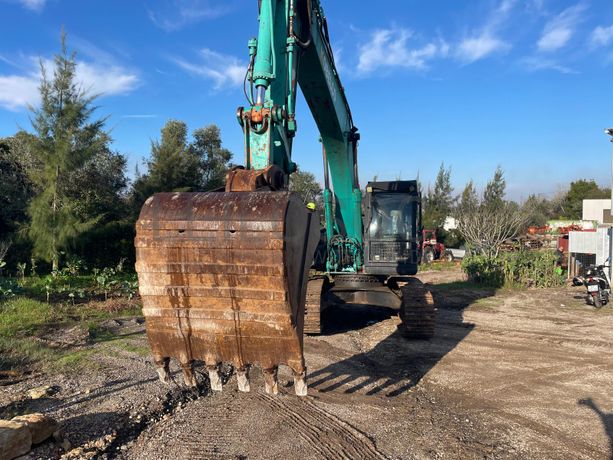 Escavadora Kobelco E 215 · Ano 2004
