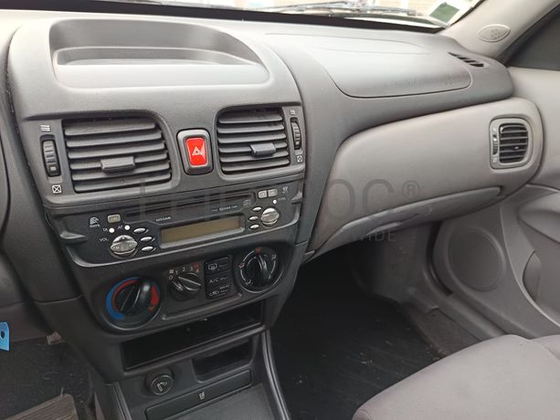 Nissan Almera II Hatchback 1.5 DCi · Ano 2003