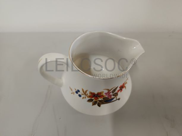 Leiteira em porcelana