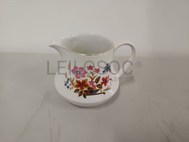 Leiteira em porcelana