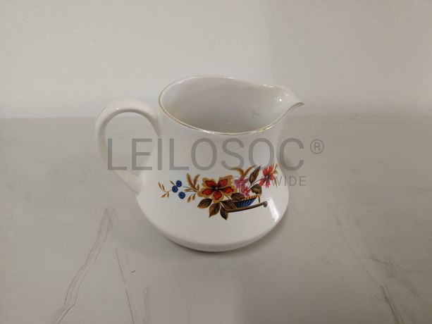 Leiteira em porcelana