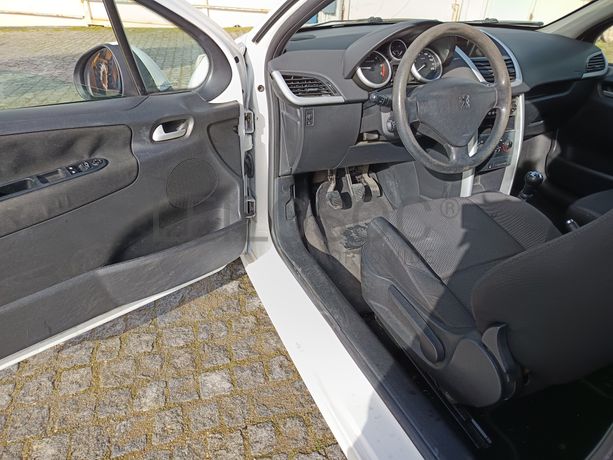 Peugeot 207 · Ano 2011
