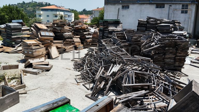Fotografia de equipamento: Stock de Artigos de Apicultura