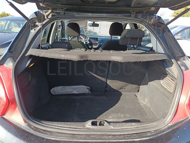 Peugeot 208 · Ano 2013