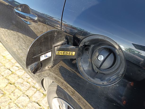 Peugeot 208 · Ano 2013