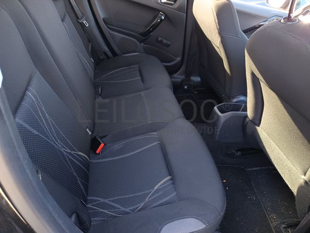 Peugeot 208 · Ano 2013