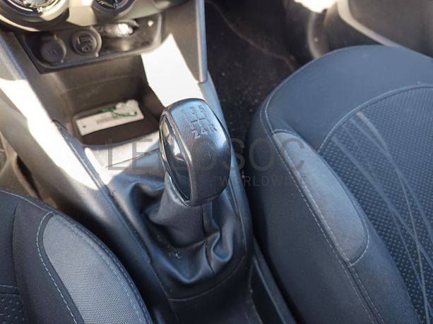 Peugeot 208 · Ano 2013