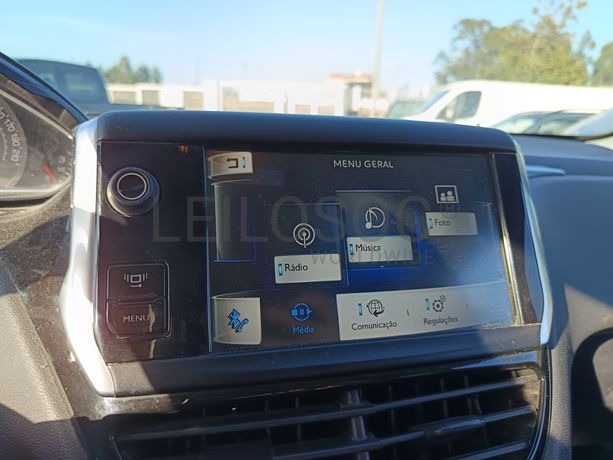 Peugeot 208 · Ano 2013