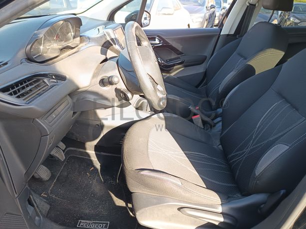 Peugeot 208 · Ano 2013
