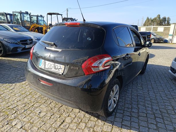 Peugeot 208 · Ano 2013