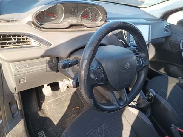 Peugeot 208 · Ano 2013