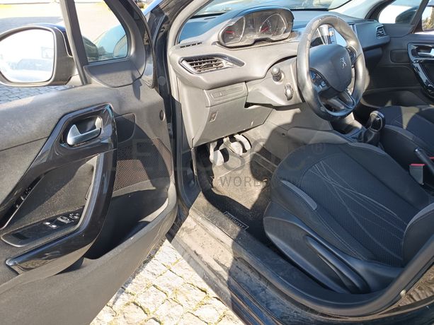 Peugeot 208 · Ano 2013