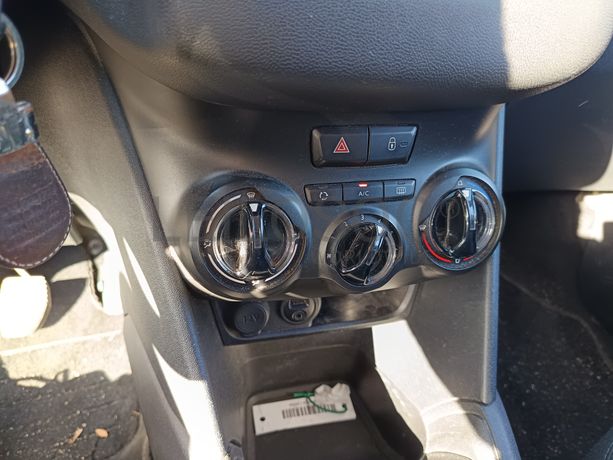 Peugeot 208 · Ano 2013