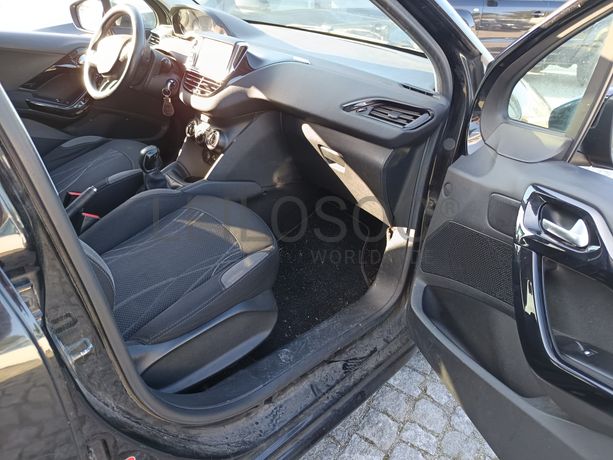 Peugeot 208 · Ano 2013