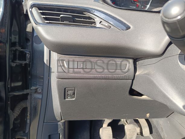 Peugeot 208 · Ano 2013