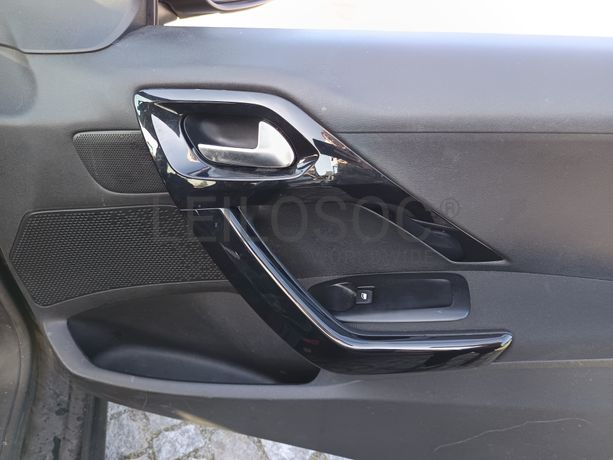 Peugeot 208 · Ano 2013