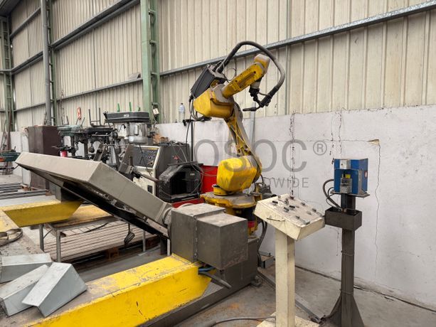 Fotografia de equipamento: Robot de soldadura + máquina de soldar 