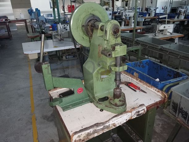 Máquinas de Ilhoses · Entretelar · Rentear · Dobrar · Coser e Virar Canos · Aplicar