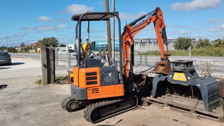 Fotografia de equipamento: Mini giratória Hitachi Zaxis 19U
