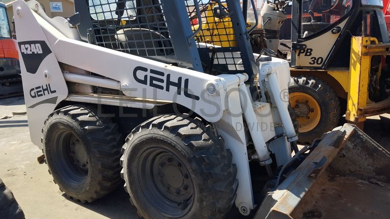 Mini pá carregadora GEHL 4240