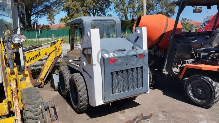 Mini pá carregadora GEHL 4240