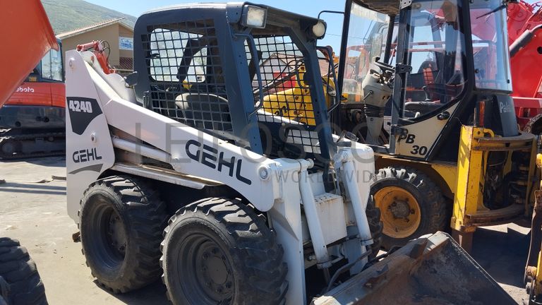 Mini pá carregadora GEHL 4240