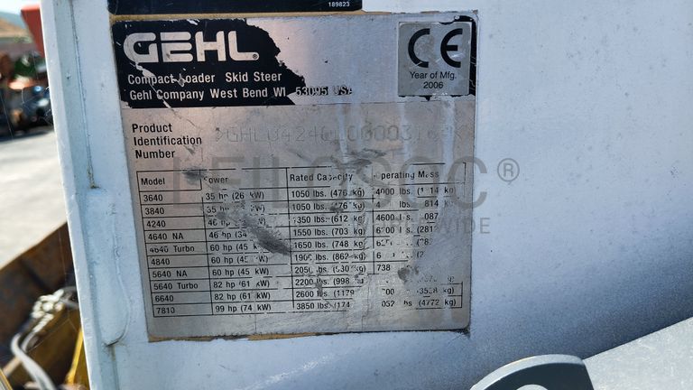 Mini pá carregadora GEHL 4240