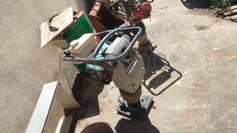 Saltitão compactador AMMANN