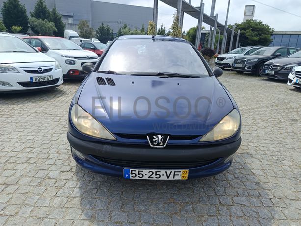 Peugeot 208 · Ano 2003
