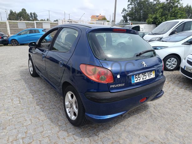Peugeot 208 · Ano 2003