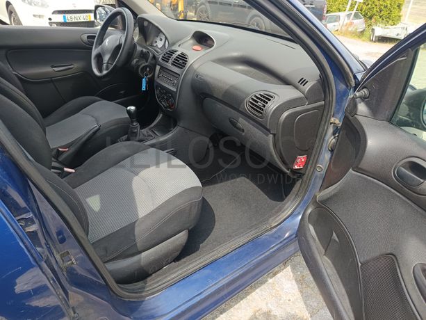 Peugeot 208 · Ano 2003