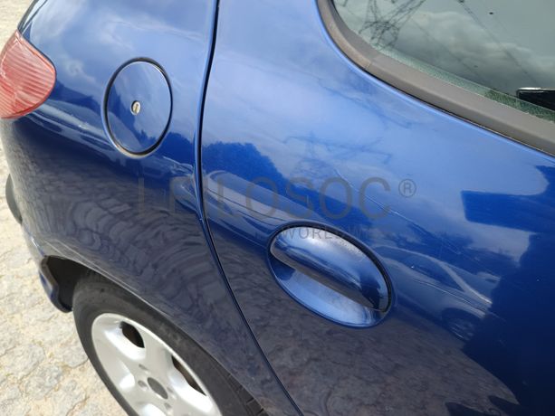 Peugeot 208 · Ano 2003