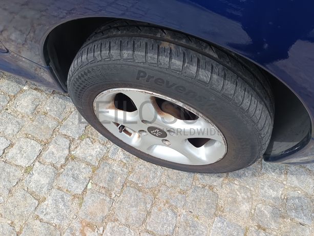 Peugeot 208 · Ano 2003