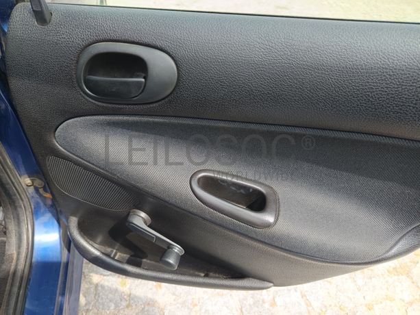 Peugeot 208 · Ano 2003