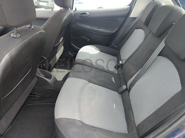 Peugeot 208 · Ano 2003