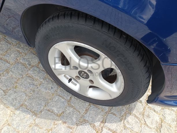 Peugeot 208 · Ano 2003